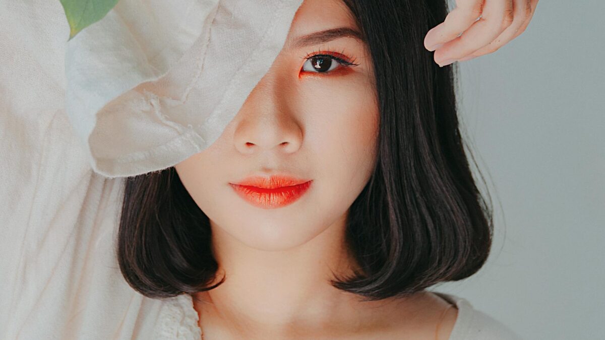 Ontdek de dagelijkse beauty essentials voor een gladde, stralende en langdurige dekking