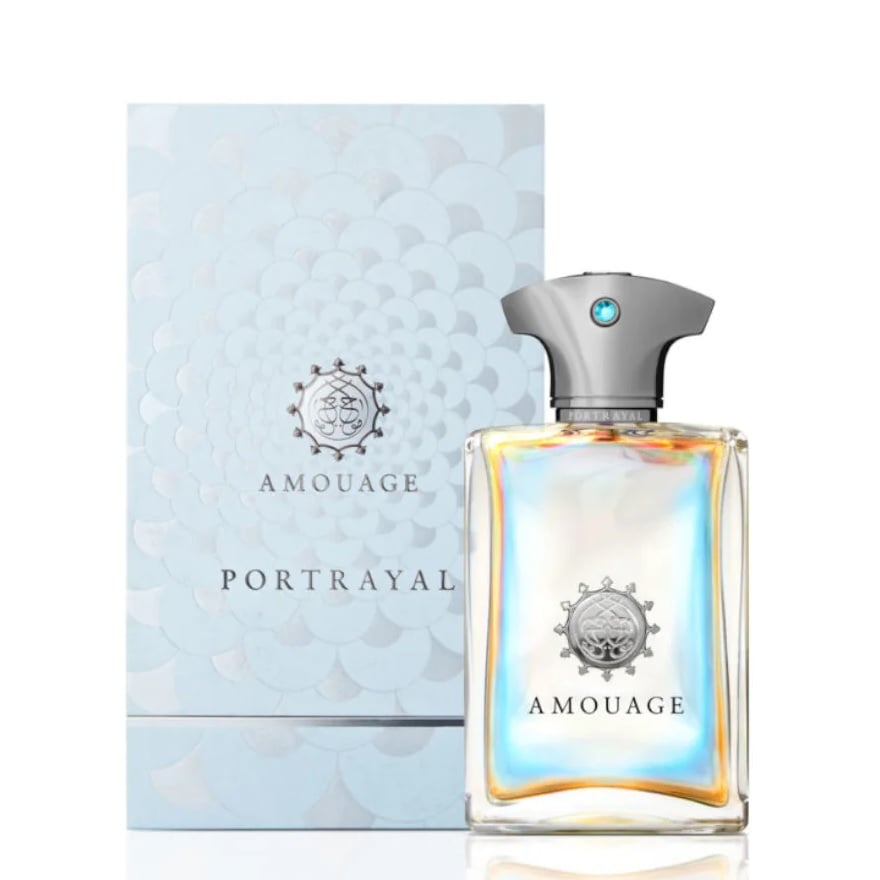 Flacone di Amouage Portrayal su sfondo chiaro