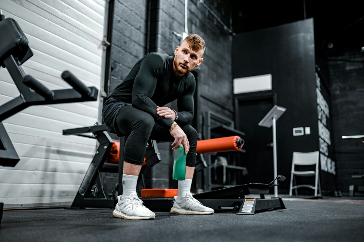 Uomo seduto in una palestra
