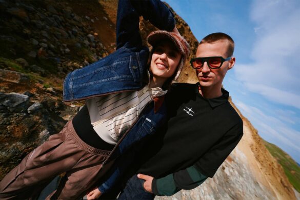 Look sportivo autunnale in una scena lifestyle completa