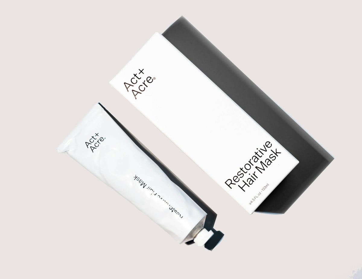 Tubo cosmetico e confezione su sfondo chiaro