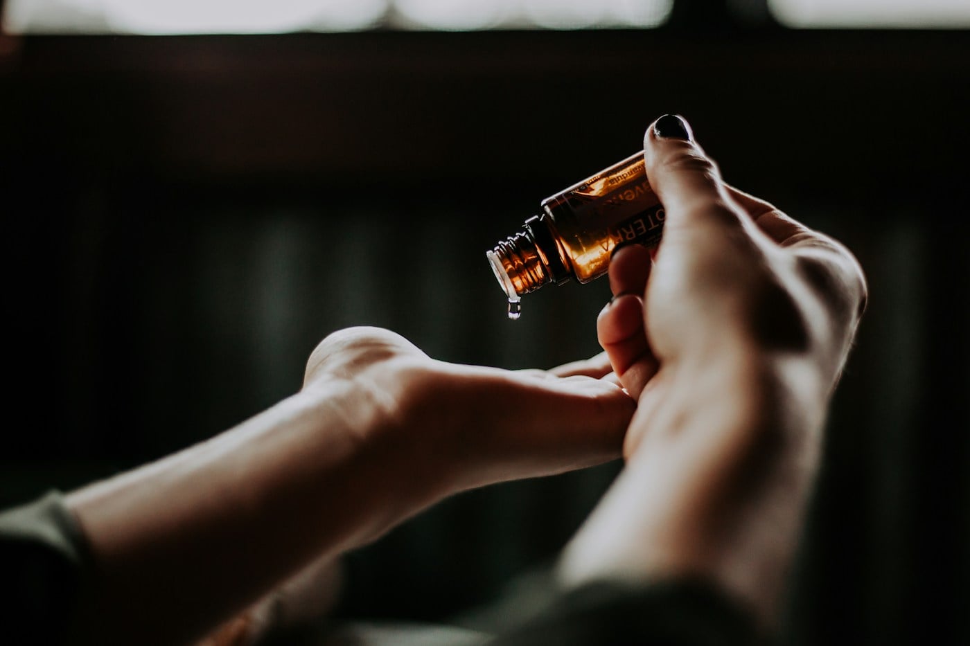 Prodotti cosmetici disposti per una routine quotidiana