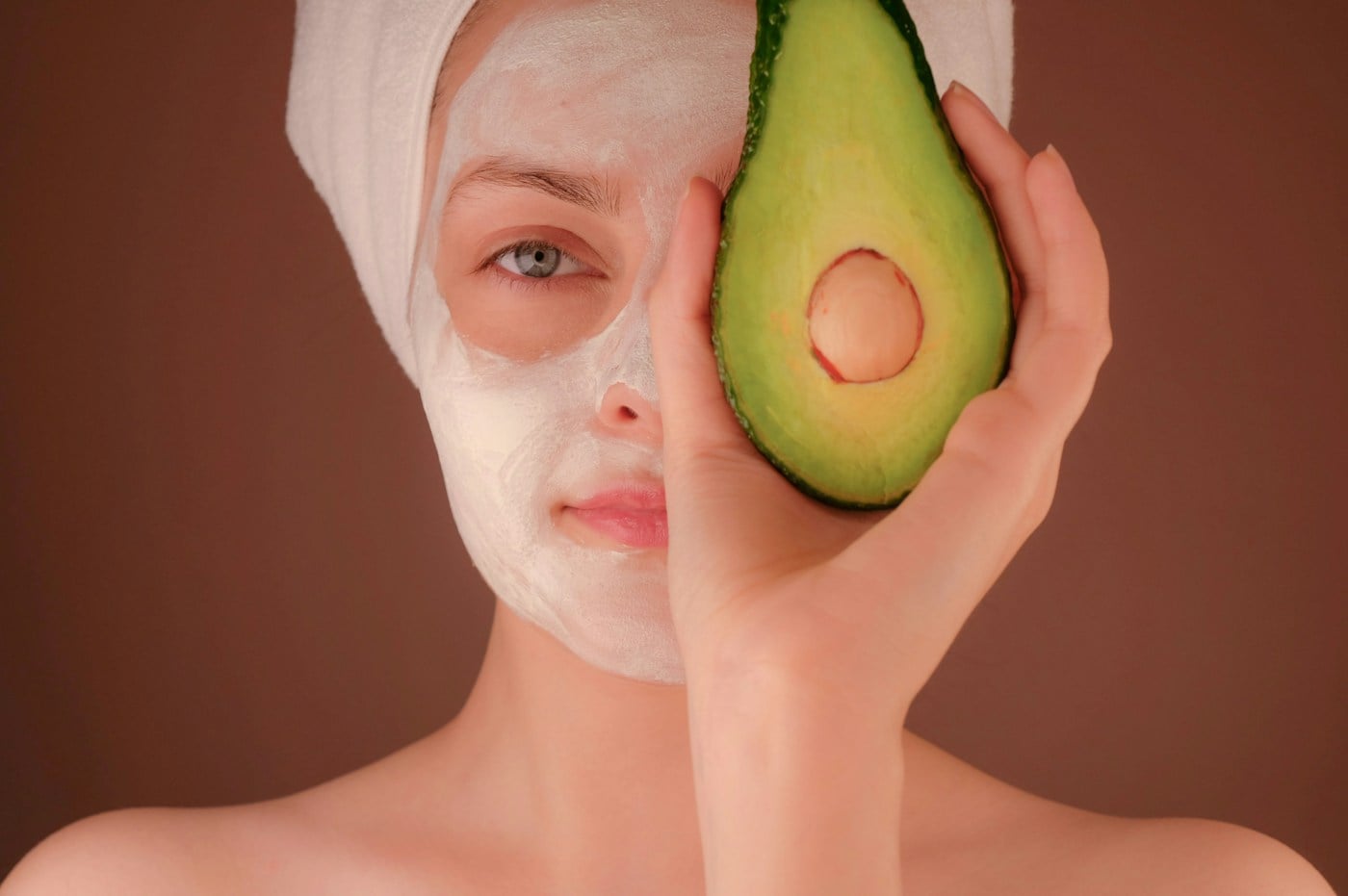 Persona con una maschera viso verde durante la skincare