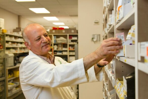 Farmacista che sistema prodotti su uno scaffale