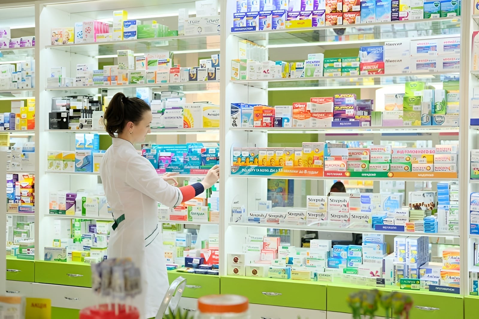 Farmacista che sistema confezioni sugli scaffali