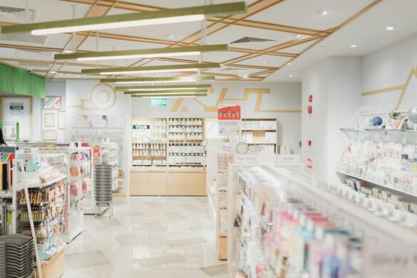 Scaffale di prodotti per la salute in farmacia