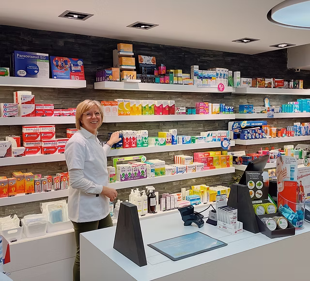 Prodotti farmaceutici e cosmetici sul bancone di una farmacia