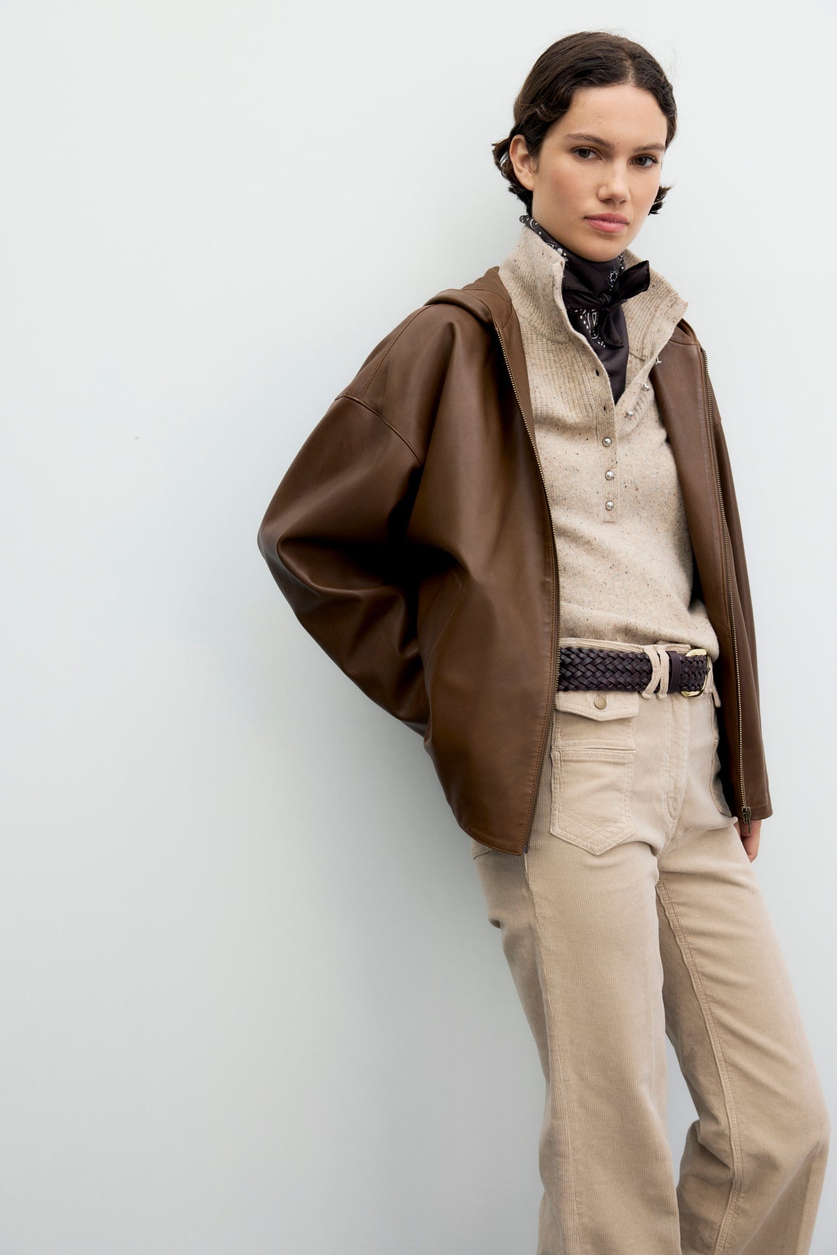 Veste Gerard Darel PAM à capuche en cuir brun portée avec un jean