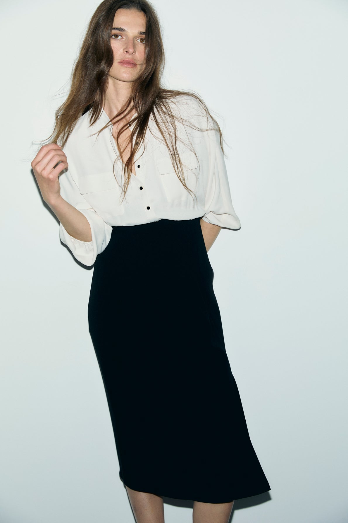 Robe fluide bicolore portée avec une chemise claire