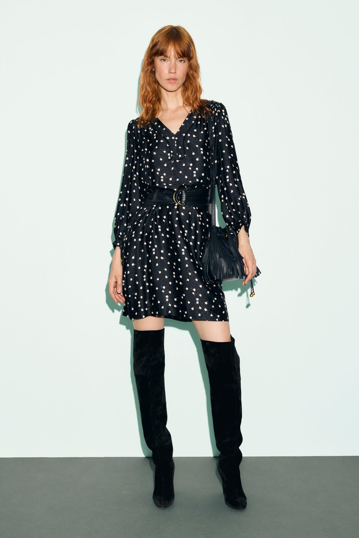 Robe courte à motif jacquard portée avec des bottes