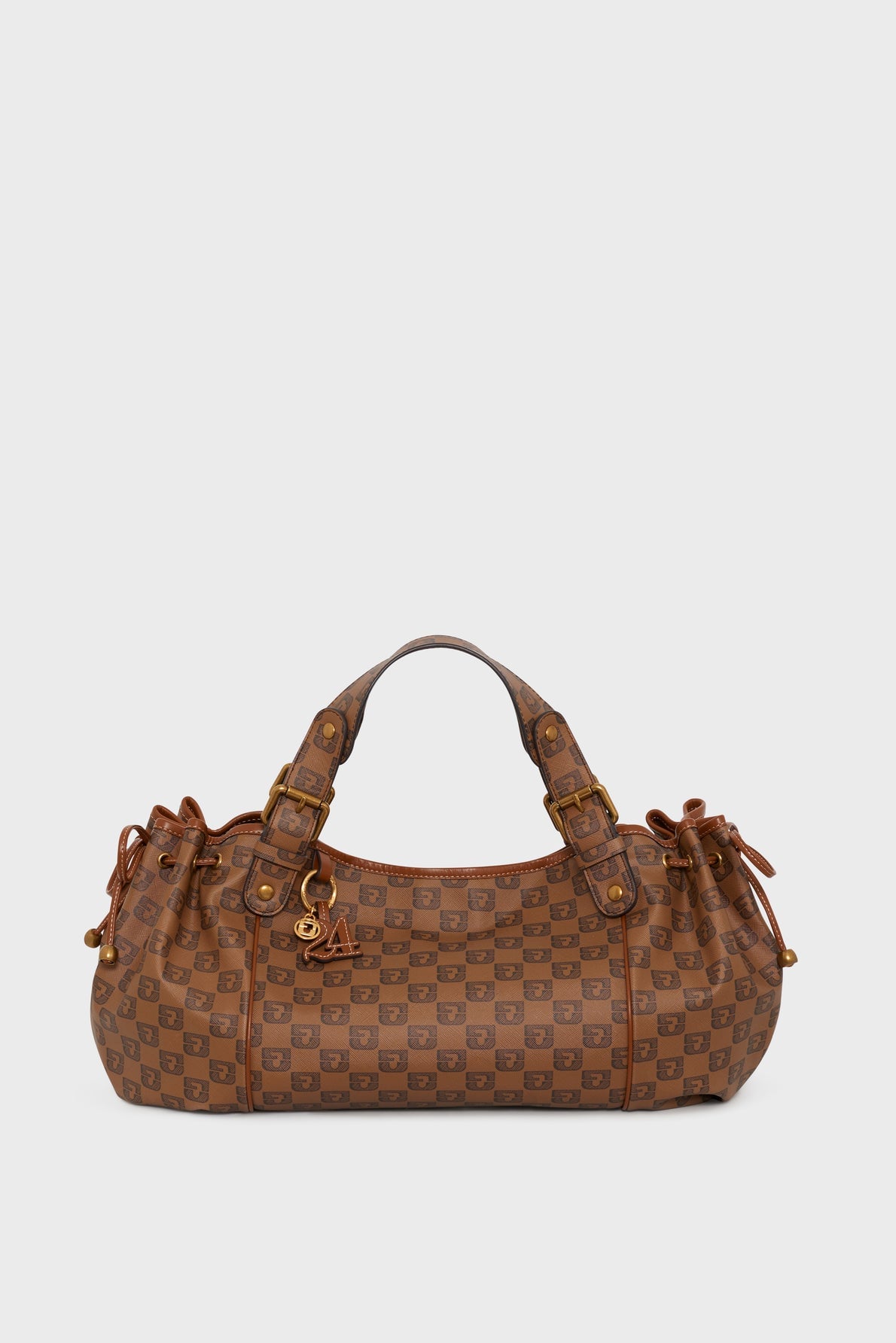 Sac Gerard Darel en cuir présenté seul sur fond neutre