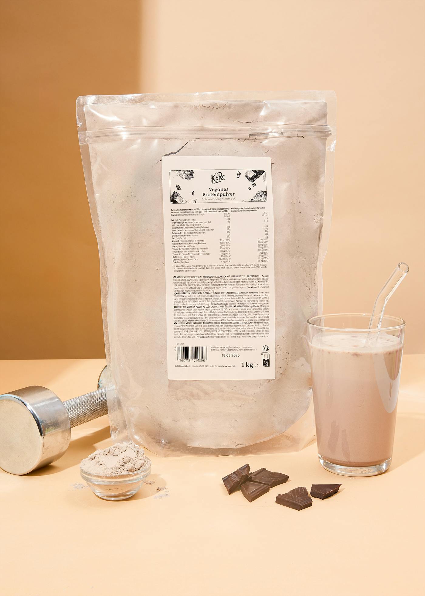 Eine Tüte veganes Proteinpulver mit Schokoladengeschmack